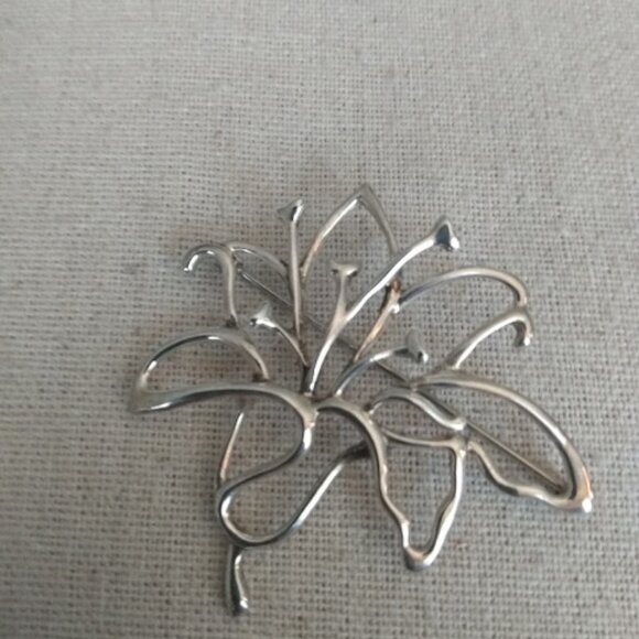 Tiffany & Co. Sterling 925 vintage bean flower brooch. Marked 1985. - Picture 1 of 4